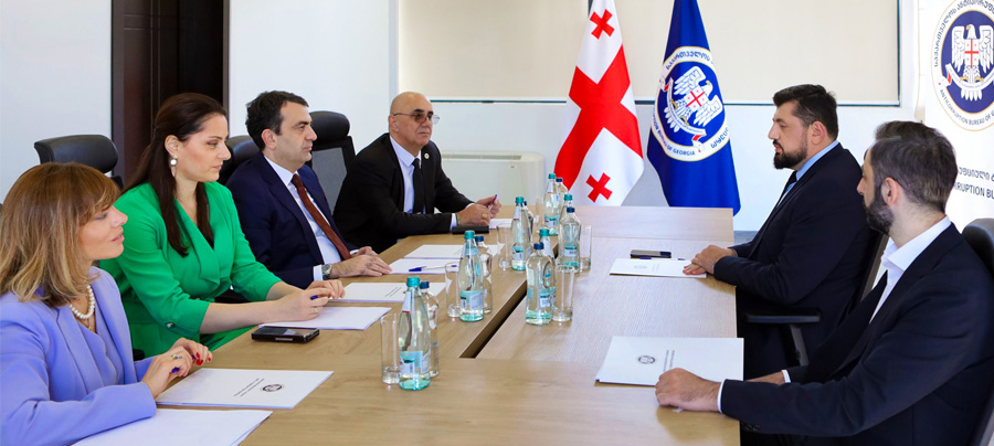 19 ივნისს, „ანტიკორუფციული ბიუროს“ უფროსი, რაჟდენ კუპრაშვილი, „საქართველოს ადვოკატთა ასოციაციის“ თავმჯდომარე, დავით ასათიანს და ასოციაციის სხვა წარმომადგენლებს შეხვდა.